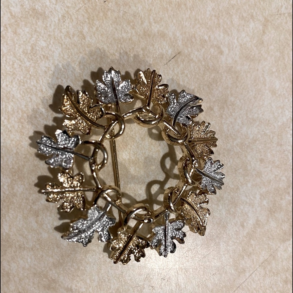 Sarah Coventry Oak leaves brooch